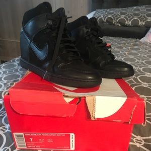 Woman's Nike air revolution ski hi size 7